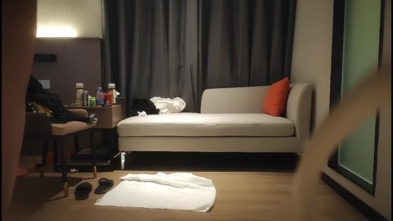  丢人啦！身材超棒妹妹，撸硬在沙发上直接操，正入抽插搞几下软了，操逼失败妹子走人。 的剧照1