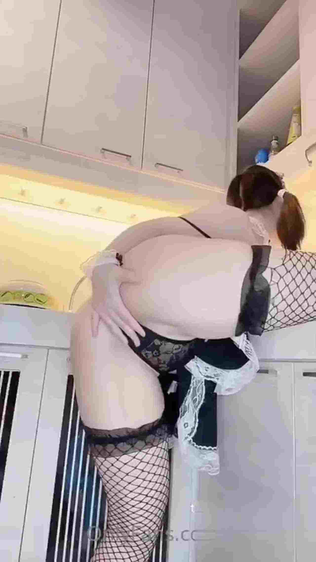  性感小猫厨房桃臀诱惑 的剧照3